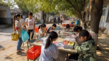 劉強東媽媽又到宿遷京東食堂包餃子,給員工遞餐盤,就是不閑著