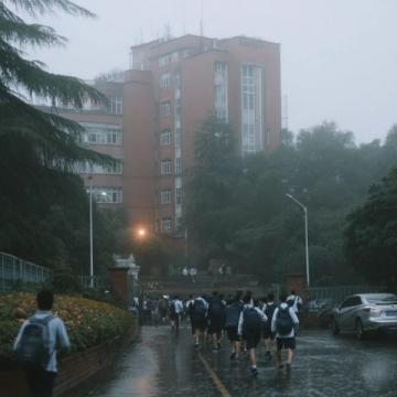 2007年,一理科生,高考成績492,當時四川二本線475,超過二本線17分