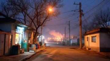 五一假期，寧夏中衛(wèi)向陽(yáng)街變成流動(dòng)的河流，熱鬧的夜晚增添夢(mèng)幻色彩。