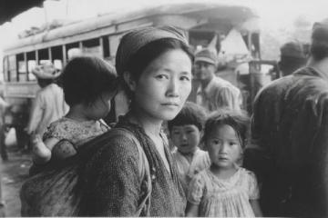 這是1945年11月份的一組珍貴老照片，拍攝于重慶路邊的一家小吃店