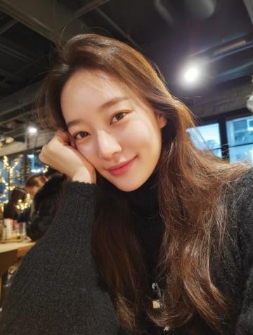 43歲女星車曉素顏逛街感嘆25元酒貴，向往普通情侶生活