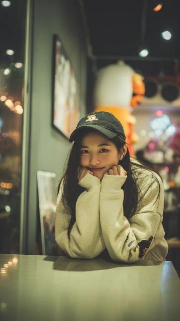 淚目！飯店里女孩求助鄰座夫妻獲暖心援助