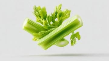 炒菜時摘下來的芹菜葉子大家不要再扔了，做蒸菜吃不僅能當主食
