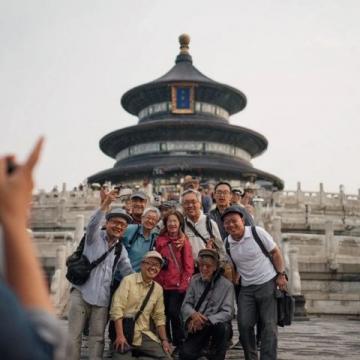 萬萬沒想到!5名俄羅斯人到河南開封體驗中國文化,逛了鐵塔公園又去看豫劇,誰料