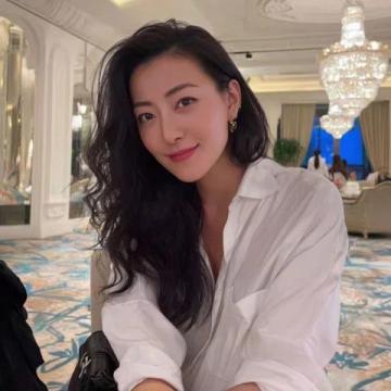 43歲女星車曉素顏逛街感嘆25元酒貴，向往普通情侶生活