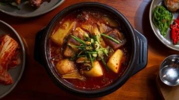 如何制作營(yíng)養(yǎng)美味的魚頭豆腐湯?步驟詳解