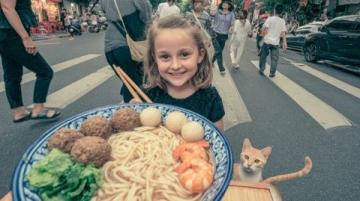女孩路邊吃炒飯遇到流浪漢,她的反應(yīng)溫暖人心