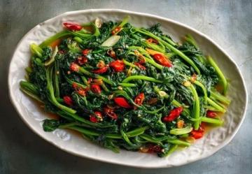 炒菜時摘下來的芹菜葉子大家不要再扔了，做蒸菜吃不僅能當主食