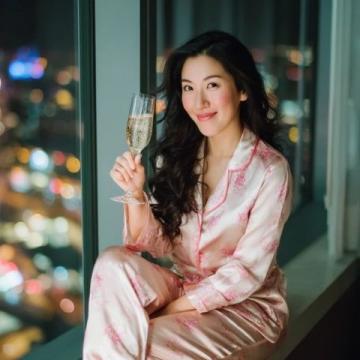 43歲女星車曉素顏逛街感嘆25元酒貴，向往普通情侶生活