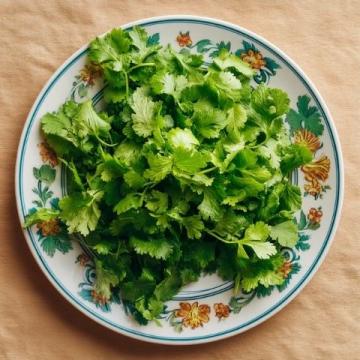 炒菜時摘下來的芹菜葉子大家不要再扔了，做蒸菜吃不僅能當主食