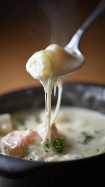 蠔烙：潮汕地區經典傳統小吃，以新鮮生蠔為主要食材，佐以薯粉、雞蛋煎制而成。
