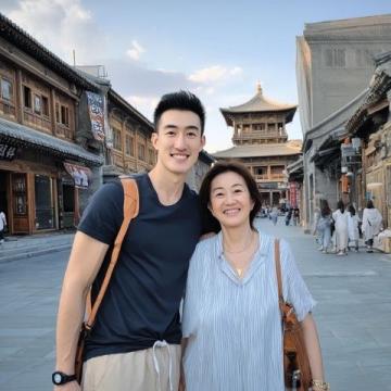 信陽企業(yè)家劉文新在好友家買豬肉后熱情款待大家
