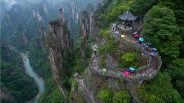 貴陽(yáng)四絕：黔靈山生態(tài)仙境游、青巖古鎮(zhèn)古韻探秘、甲秀樓夜色璀璨、民生路美食天堂