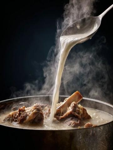 清晨五點的鄉(xiāng)村美味:奶奶親手制作蔥油餅與羊棒骨湯