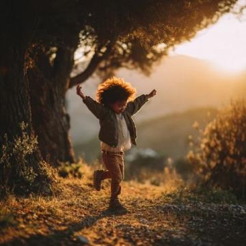 
家長強勢包辦，孩子反而缺乏擔當？學會適時放手，培養獨立小勇士！