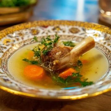 清晨五點的鄉(xiāng)村美味:奶奶親手制作蔥油餅與羊棒骨湯