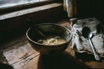 清晨五點的鄉(xiāng)村美味:奶奶親手制作蔥油餅與羊棒骨湯