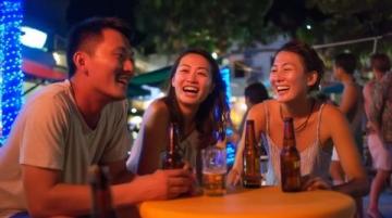 青島夏夜狂歡:臺東步行街啤酒節點燃夜經濟熱情