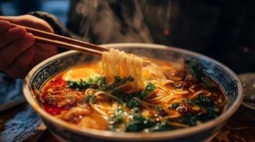 敦煌美食探秘：牛肉拉面與夜市小吃之旅