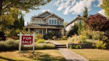 在7月，受行業周期性調整的影響，新房市場出現了季節性回落