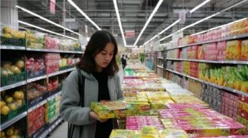 胖東來改造后的永輝超市新鄭龍湖店生意火爆吸引眾多年輕顧客