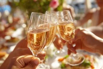 職場必備：年會聚餐敬酒寒暄禮儀指南