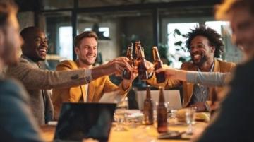 職場必備：年會聚餐敬酒寒暄禮儀指南