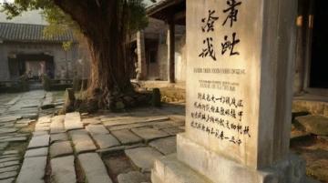 漫步在邵伯古鎮青石板路上，古運河的水汽裹著油燜蒜香撲面而來,轉過朱漆斑駁的牌坊