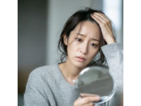 脂溢性脫發在中醫上稱為油風、發蛀脫發、蛀發癬等，認為與血熱風燥、脾胃