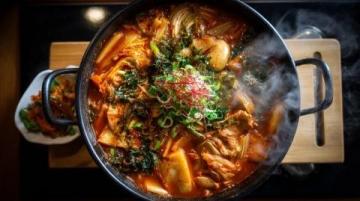 蔥油燜雞一碗家的味道，藏著多少溫暖與堅持？