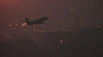 清晨的成都雙流機場不算喧鬧，王曼昱從出口拖著黑色行李箱一路小跑