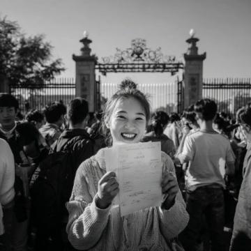 山東棗莊一大學(xué)感人畢業(yè)典禮，學(xué)子含淚告別校園