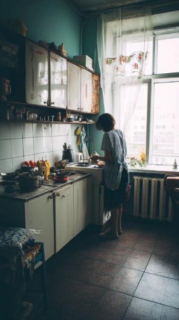 清晨的陽光剛剛探進(jìn)窗欞，廚房里便有了些許忙碌的聲響,我系著圍裙