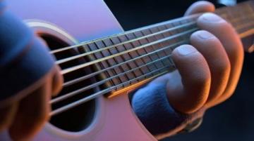 手小的人適合學(xué)吉他嗎