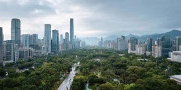 深圳是一個充滿了驚喜的旅游城市，高樓大廈與公園林蔭相結合，自然風光與都市魅力相得益彰。