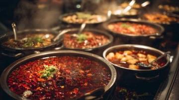 在河南這片古老的土地上，一道傳奇菜肴跨越千年時空，依然在餐桌上熠熠生輝