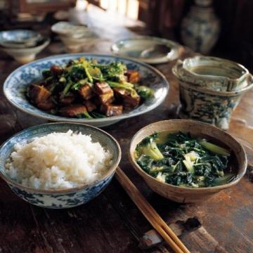臘肉經典菜譜全集：蒜苗炒、臘味合蒸、燜飯與燉湯做法