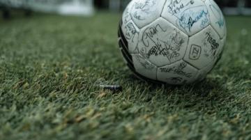 中超賽場(chǎng)風(fēng)云再起：裁判判罰引熱議，爭(zhēng)議不斷影響比賽走向