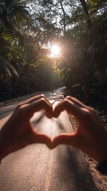 擁抱2025：心懷愛與希望，迎接新年的旅程