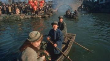 元旦假期泰華城人流如潮，多數(shù)為學生身影