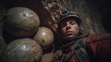 男子在溶洞中被困5天5夜，靠著魚類生存。