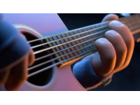 手小的人適合學(xué)吉他嗎