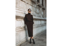 寬松裙子的秘密：秋冬里穿著黑糖溫柔的力量。