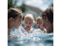 暑季游泳必讀 5條法則，教你保護孩子游泳安全