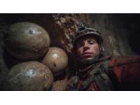 男子在溶洞中被困5天5夜，靠著魚類生存。