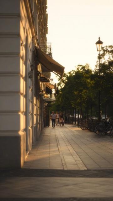 今天我們一起去了光谷步行街，沿著大洋百貨的方向慢慢走過去，途經西班牙風情街。