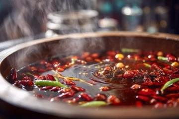 中國各地特色美食推薦：川渝火鍋、廣東點心、江蘇鹽水鴨等