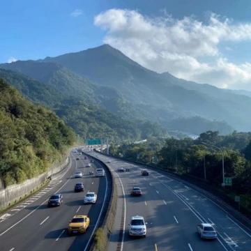 昨天是十一假期的第三天，天氣不錯，趁著高速不收費