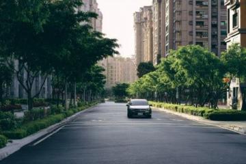 天津西北角路面翻新一周變“鏡面”，防油不黏引熱議