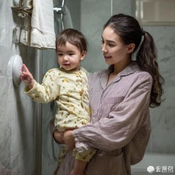 昨晚十點多的抖音連麥里,國乒隊友梁靖崑替周雨看娃,鏡頭一轉孩子喊了聲爸爸,隨